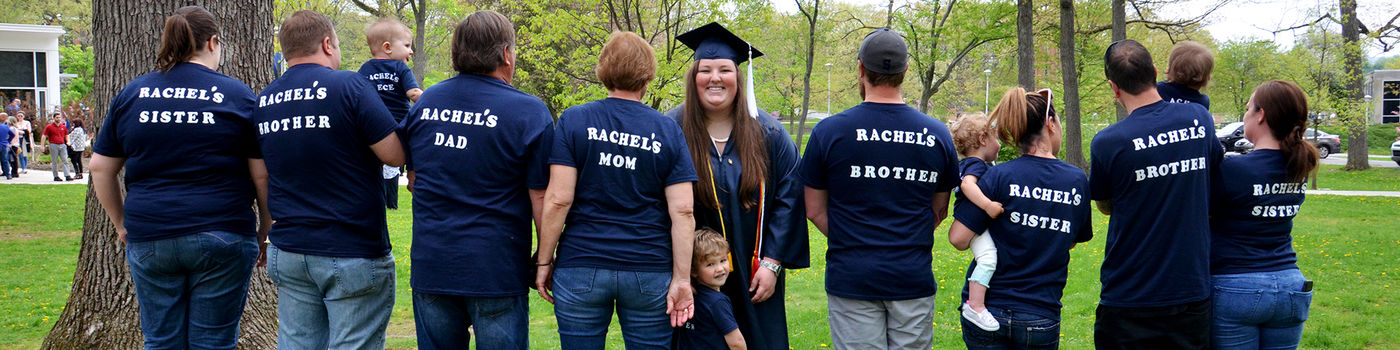 一位名叫瑞秋的应届毕业生与家人合影, 他们都穿着印有她名字的t恤.