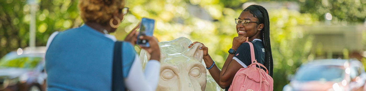 一名女学生在狮子神殿摆姿势拍照